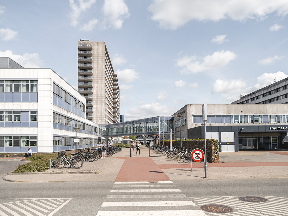 Gadebillede med nyere hospitalsbygninger