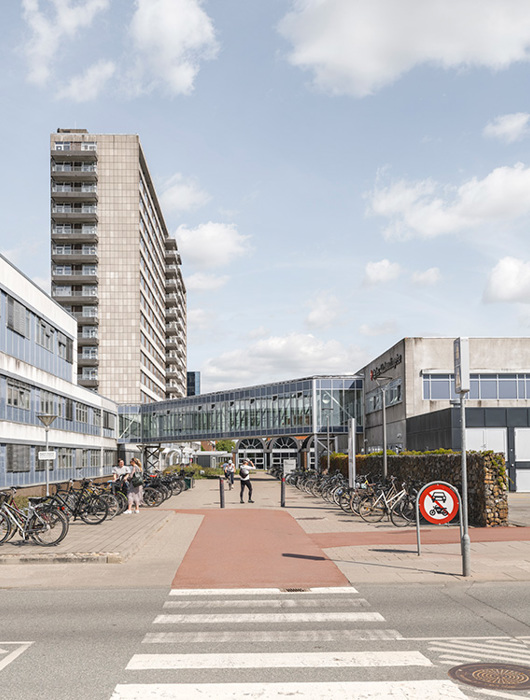 Gadebillede med nyere hospitalsbygninger