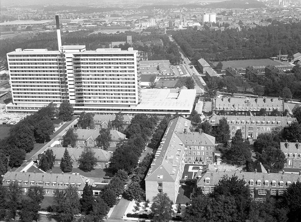 Historisk billede med Sengetårnet i baggrund og ældre bygninger i forgrunden