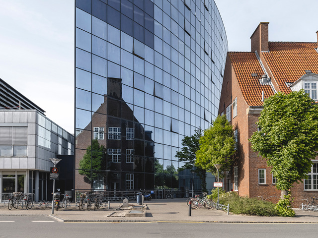 Gammel bygning spejler sig i glasfacade på OUH
