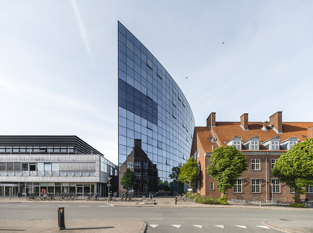 Forskellige bygningstyper og spejling i glasfacade