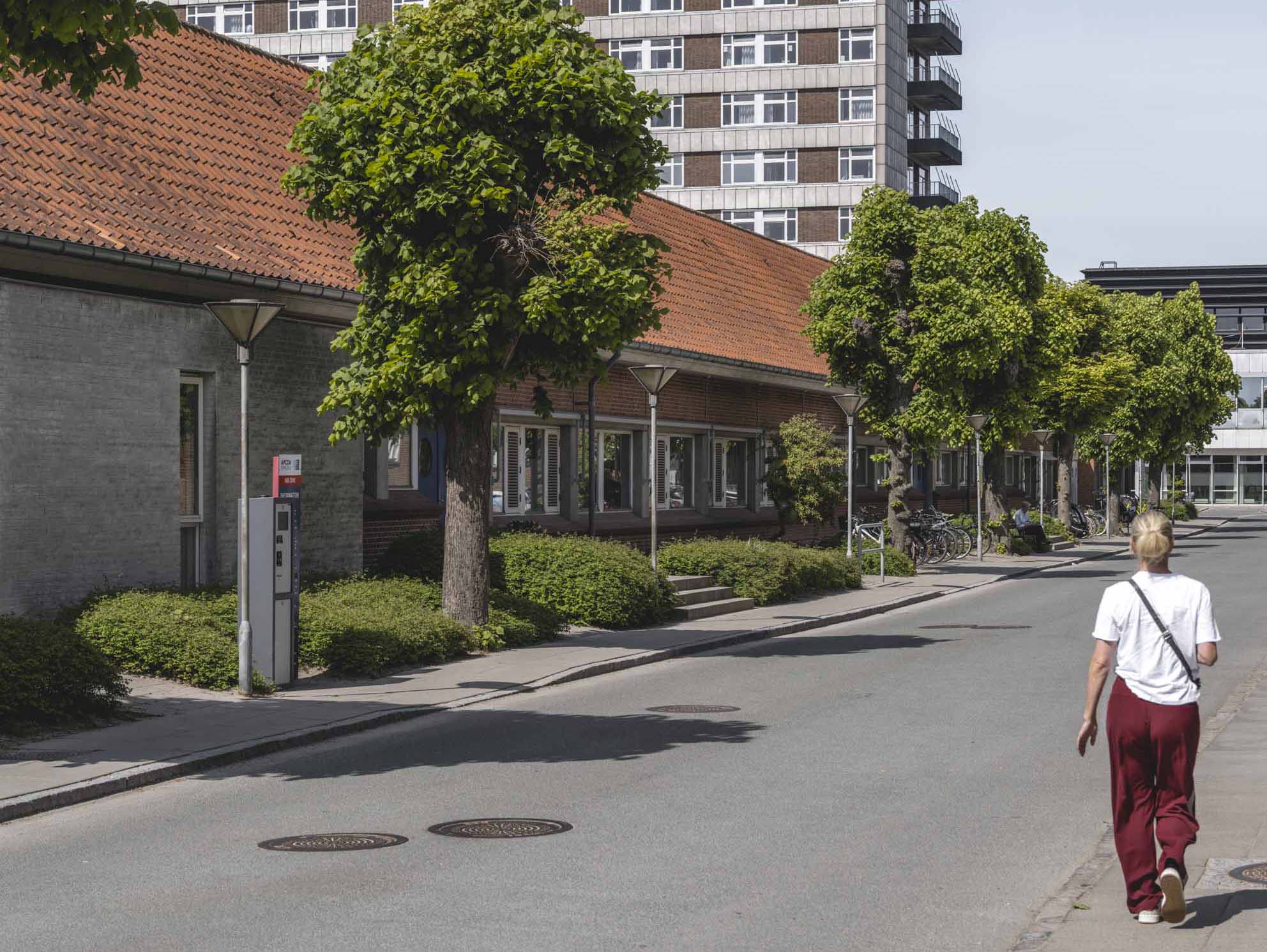 Gadebillede med kvinde