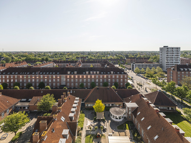 Vue over OUH i Odense med Den Røde By i forgrunden