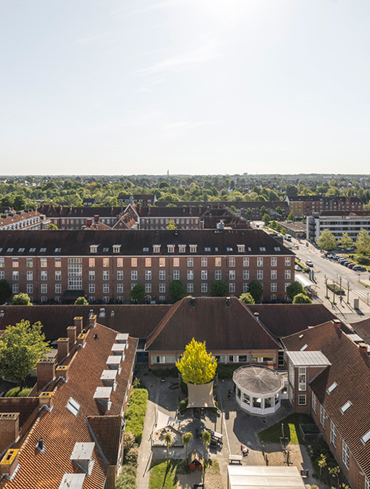 Vue over OUH i Odense med Den Røde By i forgrunden